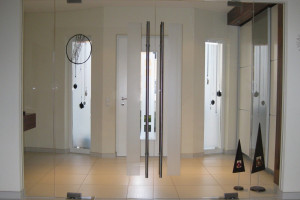 Ganzglas-Türanlage mit Bodentürschliesser, Seitenteilen und sandgestrahlten Elementen